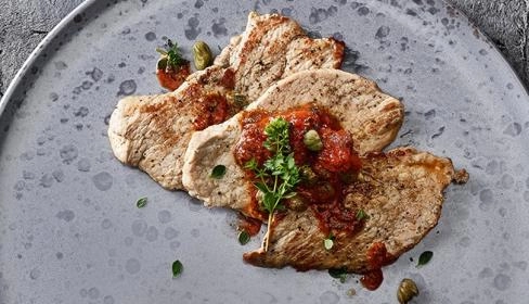 Kalbsschnitzel mit Tomaten, Oregano und Kapern